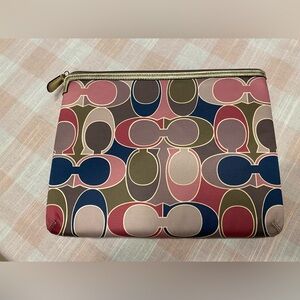COACH Scarf Tablet Sleeve
11 x 8.5
Zipper closure 
Vibrant colors
padded sleeve
